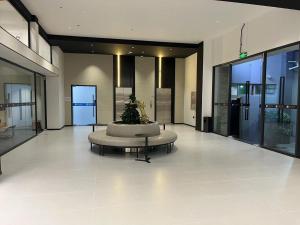 a lobby with a round table in the middle of a building at Jingyi Qingju Executive Apartment in Shenzhen