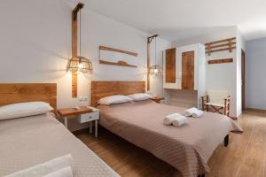 ein Schlafzimmer mit zwei Betten mit Handtüchern darauf in der Unterkunft The Cottage South Escape with beach front pool in Plimmiri