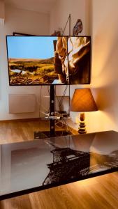 a living room with a glass table with a television at T2 tout confort avec 1 chambre TV avec canal séries netflix Dazen Bein sport apple TV OCS paramount prime vidéo in Nancy