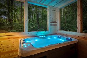 Imagine din galeria proprietății The Greenhouse NEW - 450ft to Trailhead în Cosby