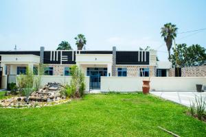 ein Haus mit einem Rasen davor in der Unterkunft The Moon Geust House in Gisenyi
