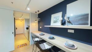 een eetkamer met een aanrecht en een blauwe muur bij Marbella in Kuala Lumpur