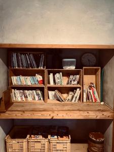 志摩市にあるお宿イヌとネコとの時計付本棚