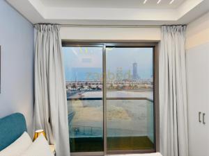 una camera con una grande finestra con vista sulla città di ZAPBED HOUSE -Rak F 201 a Ras al Khaimah