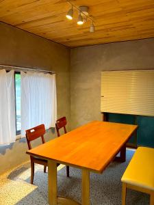 志摩市にあるお宿イヌとネコとの木製のテーブルと椅子のあるダイニングルーム