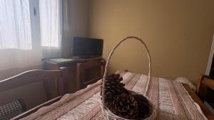 a basket sitting on top of a bed at Hotel Cabañas Aparts Tierra de Glaciares in El Calafate