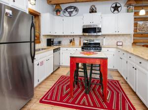 una cucina con frigorifero e sgabello rosso di Timbercreek #8B Condo a Vail