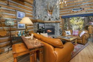un soggiorno con divano e camino di Timbercreek #8B Condo a Vail
