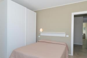 Giường trong phòng chung tại Moderno 3 camere con piscina Piazza Aurora +21 ảnh