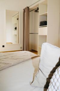 une chambre avec un lit et un miroir dans l'établissement Charmant appartement STRASBOURG, à Strasbourg