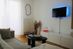 un salon avec un canapé et une table dans l'établissement Charmant appartement STRASBOURG, à Strasbourg 13 autres photos