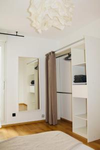 - une chambre avec un miroir et un plafond dans l'établissement Charmant appartement STRASBOURG, à Strasbourg