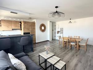 a living room with a couch and a table at Le Gémeaux - Paris - La Défense vue d'exception in Courbevoie