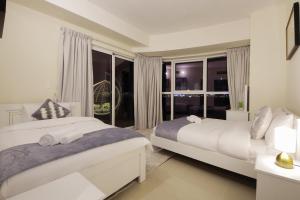 Ένα ή περισσότερα κρεβάτια σε δωμάτιο στο Silk Valley - Stylish Waterfront 3BR with Scenic Sea View