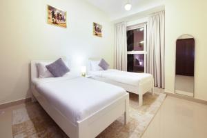 Ένα ή περισσότερα κρεβάτια σε δωμάτιο στο Silk Valley - Stylish Waterfront 3BR with Scenic Sea View