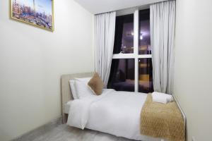 Ένα ή περισσότερα κρεβάτια σε δωμάτιο στο Silk Valley - Stylish Waterfront 3BR with Scenic Sea View +9 φωτογραφίες