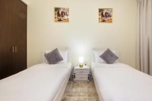 Ένα ή περισσότερα κρεβάτια σε δωμάτιο στο Silk Valley - Stylish Waterfront 3BR with Scenic Sea View