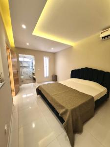 een slaapkamer met een groot bed in een kamer bij Casa strella in Praia