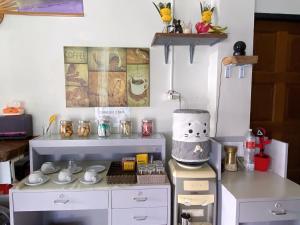 eine Spielzeugküche mit einem Tisch und einem Regal in der Unterkunft Remember at Phuket Town Hostel in Phuket