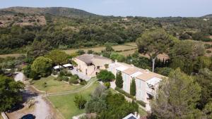 una vista aérea de una casa en las montañas en Finca S'hort de Sa Begura, en Sant Llorenç des Cardassar