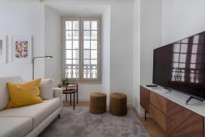 Μια τηλεόραση ή/και κέντρο ψυχαγωγίας στο Luxury 2 bedroom Plaza Alcantara