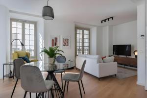 Μια τηλεόραση ή/και κέντρο ψυχαγωγίας στο Luxury 2 bedroom Plaza Alcantara