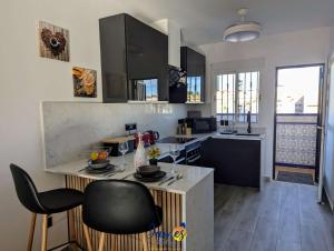 VillacostaにあるContemporary 2 Bed Apartment with Com Pool VM77のキッチン(カウンター、椅子2脚付)