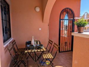 VillacostaにあるContemporary 2 Bed Apartment with Com Pool VM77のバルコニー(テーブル、椅子付)