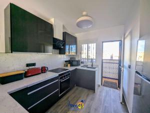 VillacostaにあるContemporary 2 Bed Apartment with Com Pool VM77のキッチン(黒いキャビネット付)、大きな窓 +18枚の写真