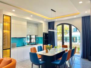 Kuchyň nebo kuchyňský kout v ubytování MYSTERY HOME - 180m2 3BEDROOM - NOVAWORLD PHAN THIET