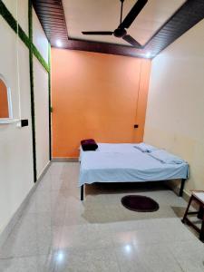 Ένα ή περισσότερα κρεβάτια σε δωμάτιο στο Krishna Kunj Homestay Rishikesh
