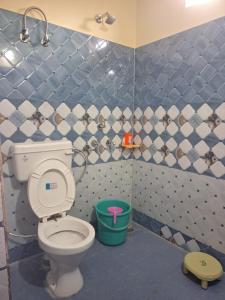 Ένα μπάνιο στο Krishna Kunj Homestay Rishikesh