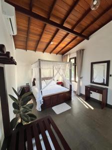 een slaapkamer met een bed met een klamboe bij Stay199 in Haragama