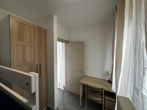 a room with a desk and a door and a window at Il Colle in Azzano Mella