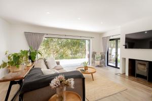 een woonkamer met een bank en een open haard bij Serenity on Sidwell in George