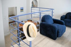una habitación con dos sillas azules y un sombrero en Villa Faraman au bord de l'eau, en Le Grau-du-Roi 46 fotos más