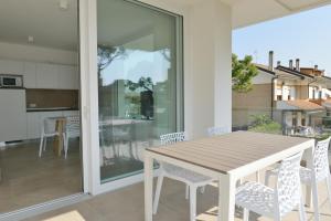 Ban công/sân hiên tại Moderno 3 camere con piscina Piazza Aurora