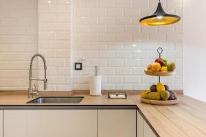 セネス・デ・ラ・ベガにあるRincón de Bruno y Duqueのキッチン(シンク、フルーツボウル付) +19枚の写真