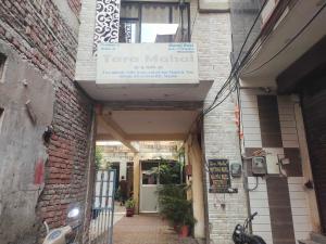 un bâtiment avec une enseigne indiquant Terrence Materialarma dans l'établissement Hotel O Tara Mahal, à Jaipur