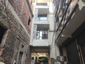 un bâtiment avec une enseigne sur le côté dans l'établissement Hotel O Tara Mahal, à Jaipur 34 autres photos