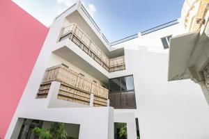 une maison blanche avec beaucoup de fenêtres dans l'établissement Hotel O Tara Mahal, à Jaipur
