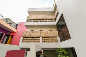 une façade de maison aux couleurs vives dans l'établissement Hotel O Tara Mahal, à Jaipur