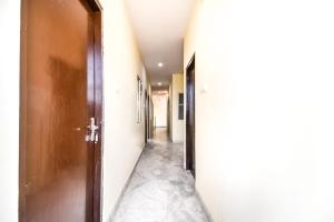 an empty corridor with a door and a corridorngthngthngthngthngthngthngth at Hotel O Prayag in Jaipur