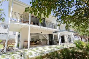 een balkon met uitzicht op een wit huis bij Serenity on Sidwell in George