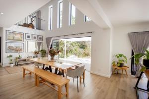 een eetkamer met een houten tafel en stoelen bij Serenity on Sidwell in George