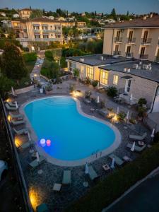 Una vista aérea de una piscina en un complejo turístico. en Residence Campana, en Bardolino