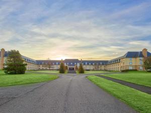 圣安德鲁斯费尔蒙苏格兰圣安德鲁斯酒店的一座大建筑前的一条空路