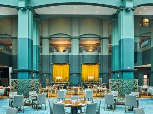 ein Restaurant mit Tischen und Stühlen in einem Gebäude in der Unterkunft Fairmont St Andrews, Scotland in St Andrews