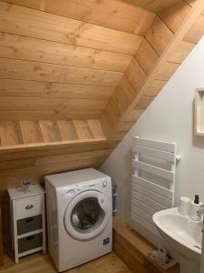 a laundry room with a washer and a sink at La maison des Florentins La Monédière in Chaumeil