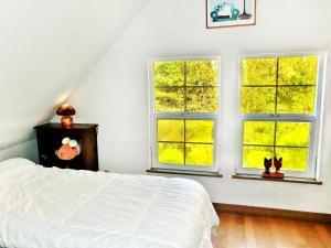 旭川市にあるAsahikawa - House - Vacation STAY 78092vのベッドルーム(窓3つ、白いベッド1台付)